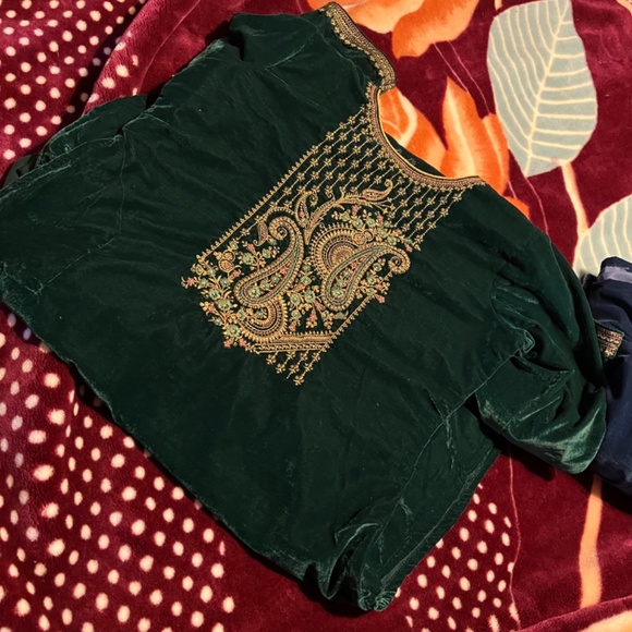 velvet shalwar kameez medium - Picture 3 of 6